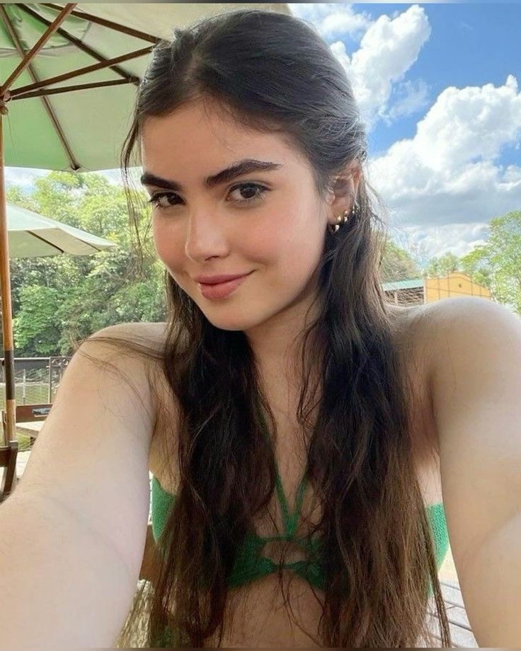 Romantic-Girls-Dp