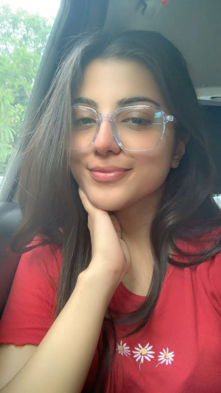 Social-Media-Girl-DP