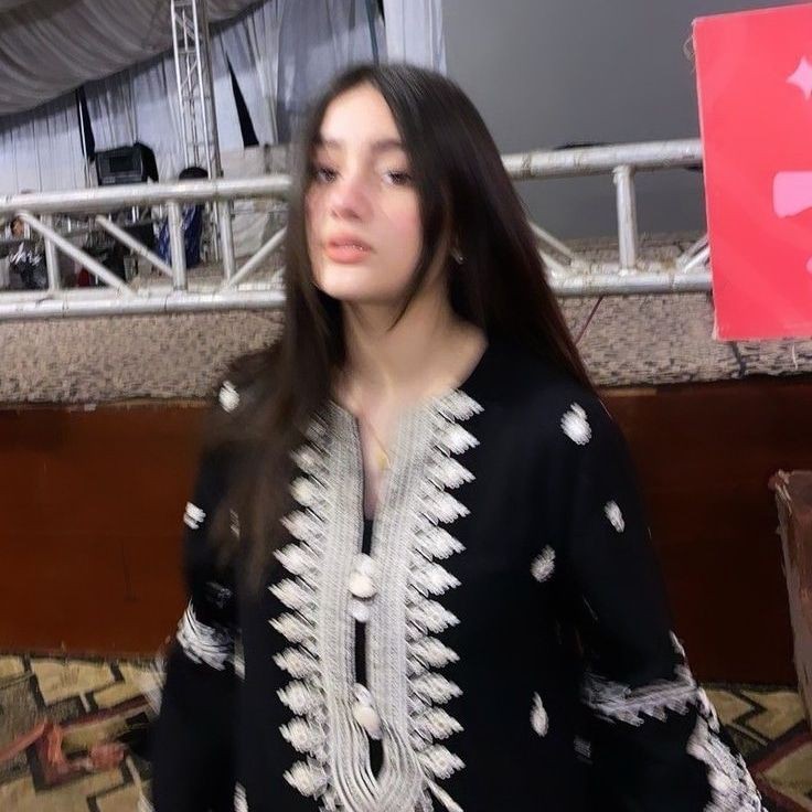 attitude-attractive-instagram-hidden-face-dp-for-girls