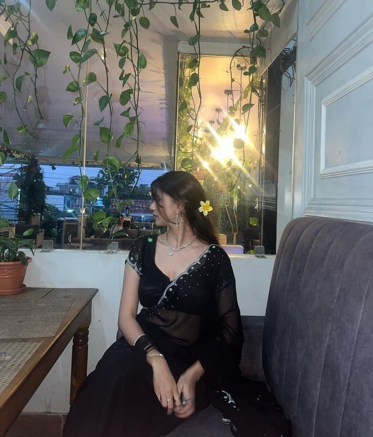 black-saree-girl-dp-for-whatsapp