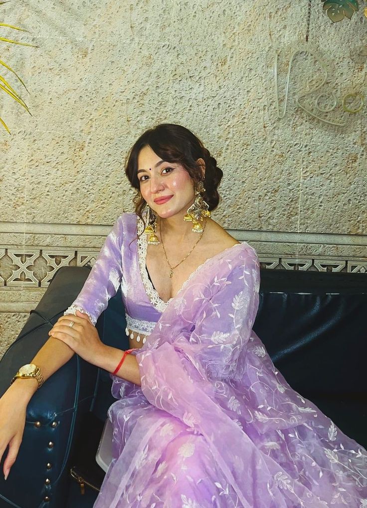 black-saree-girl-dp-hidden-face