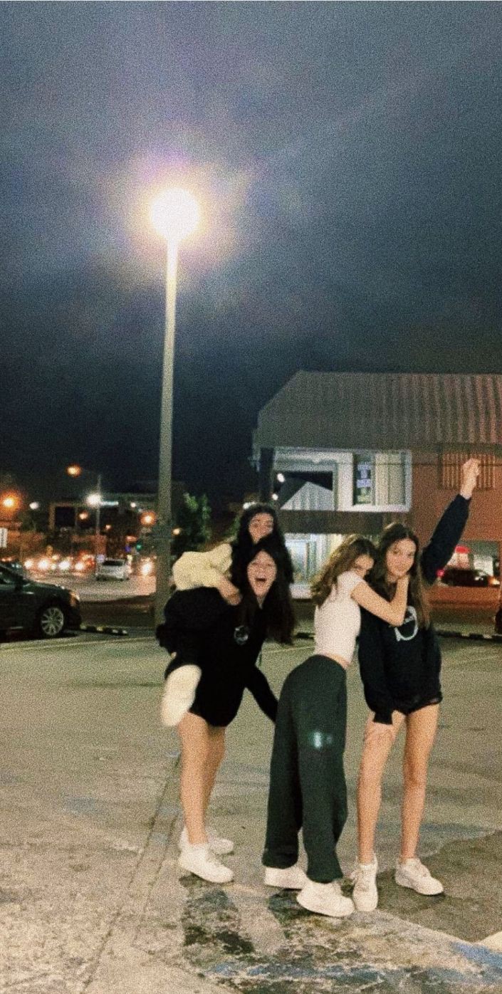 friends-group-dp-aesthetic
