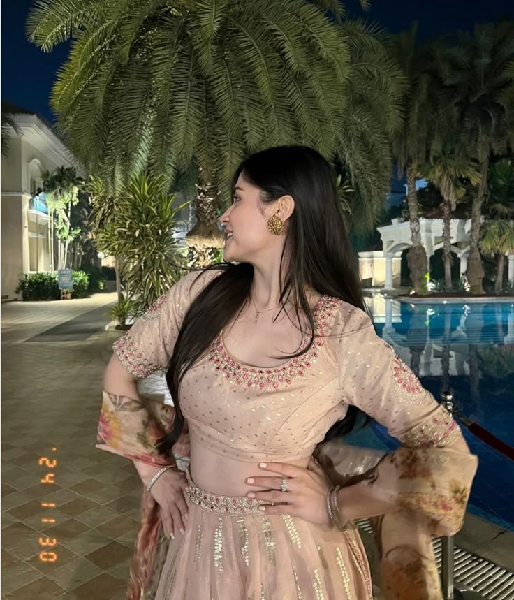 indian-girl-dp-saree-hot-attitude