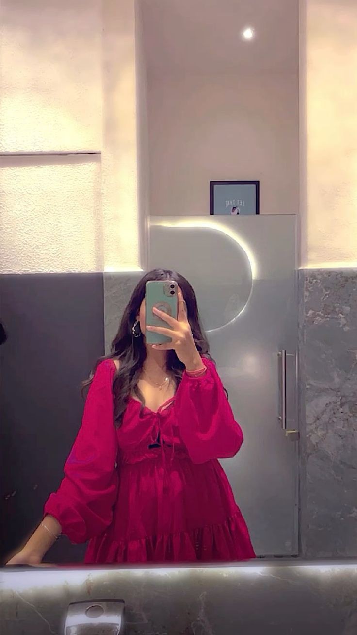 girls-mirror-selfie-dp-for-instagram