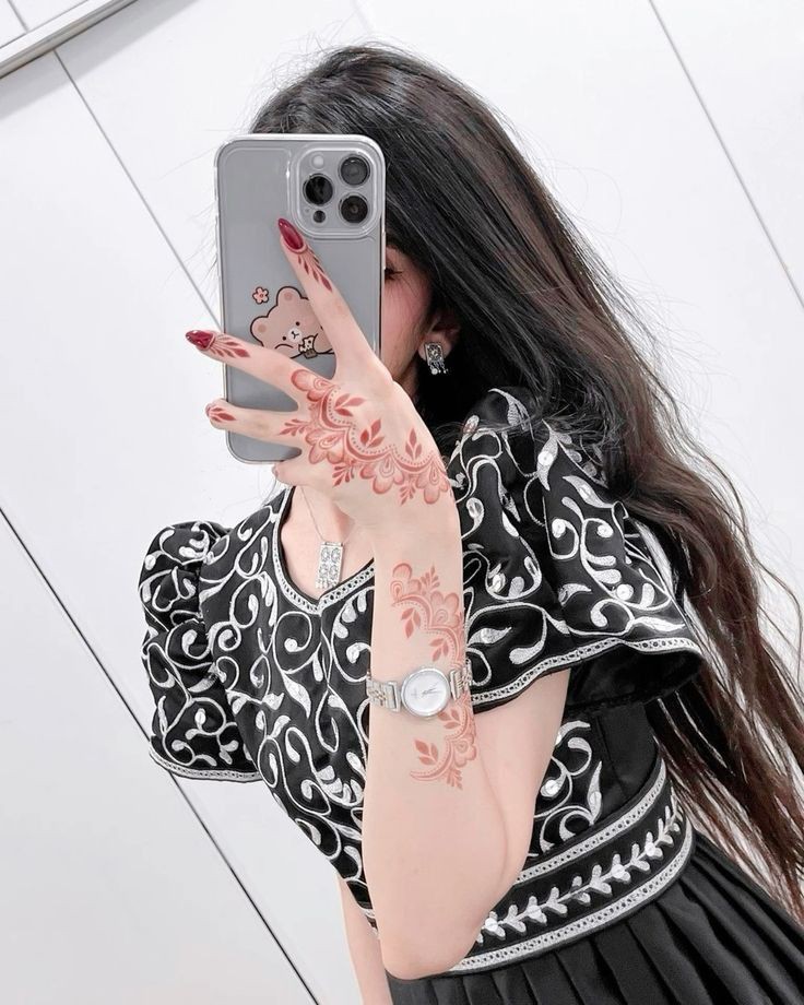 girls-mirror-selfie-dp-for-whatsapp