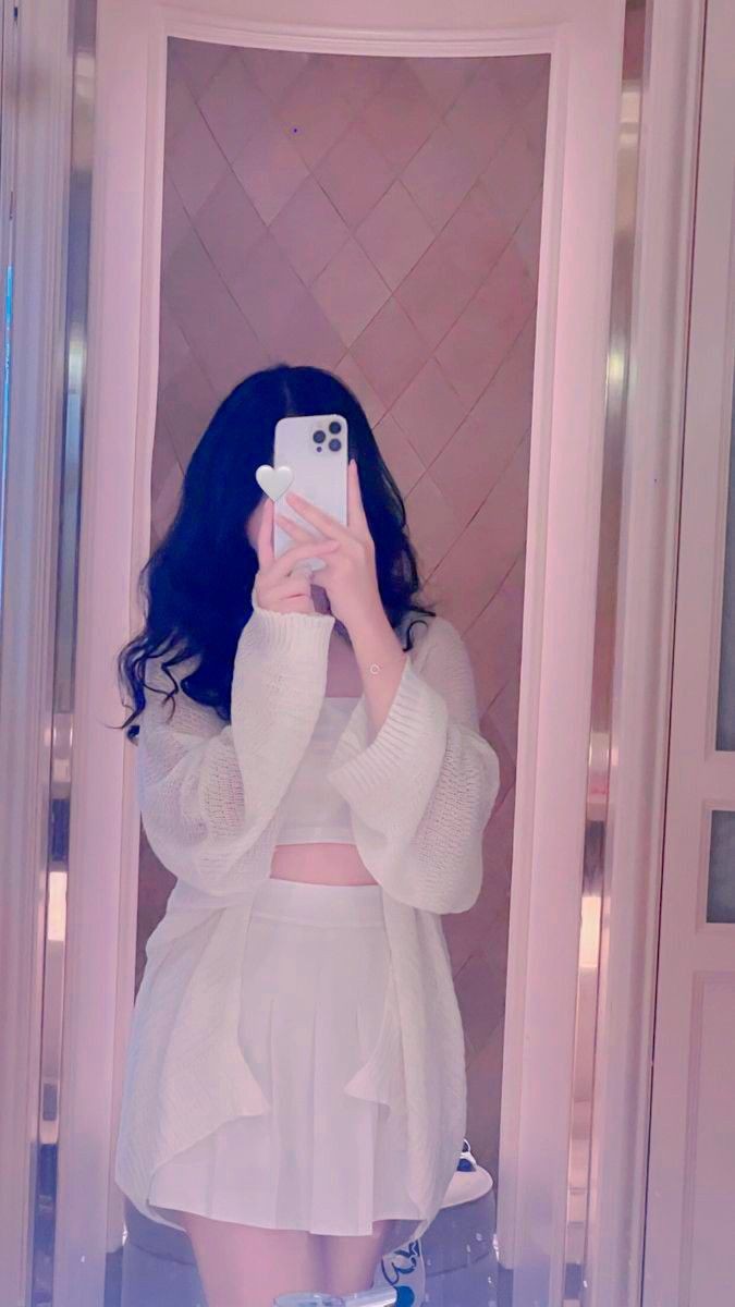 mirror-selfie-dp-girl-black