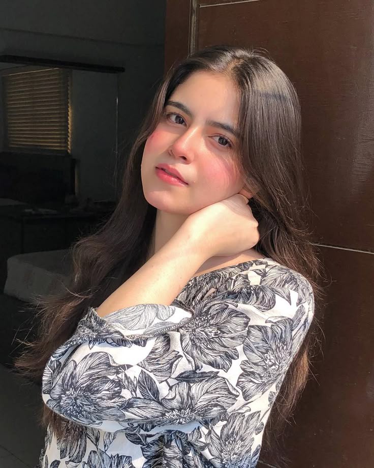 Romantic-Girls-Dp