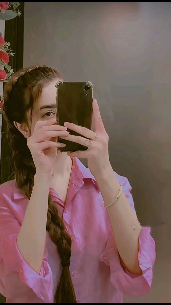 cartoon-girl-mirror-selfie-dp