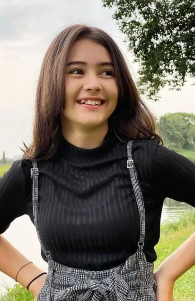 single-girl-dp-alone